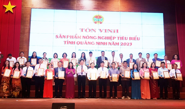 Đại diện cơ sở sản xuất 35 sản phẩm nông nghiệp tiêu biểu tỉnh Quảng Ninh năm 2023 được tôn vinh