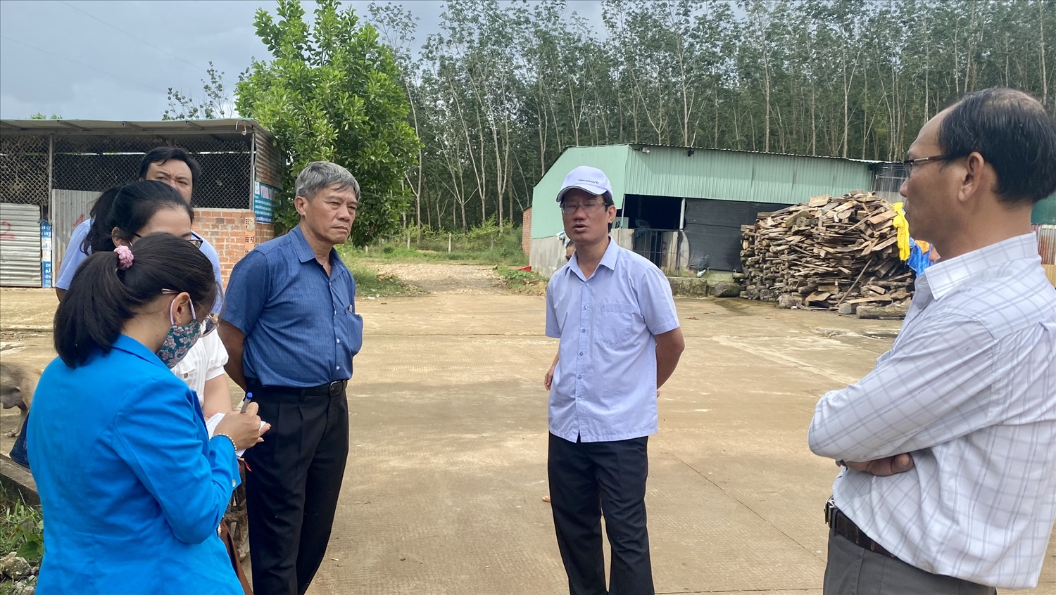 Ông Dương Anh Hùng (đội mũ) - Phó Chủ tịch UBND Tp. Kon Tum chỉ đạo các đơn vị khắc phục ngay tình trạng ô nhiễm môi trường tại Lò giết mổ gia súc tập trung