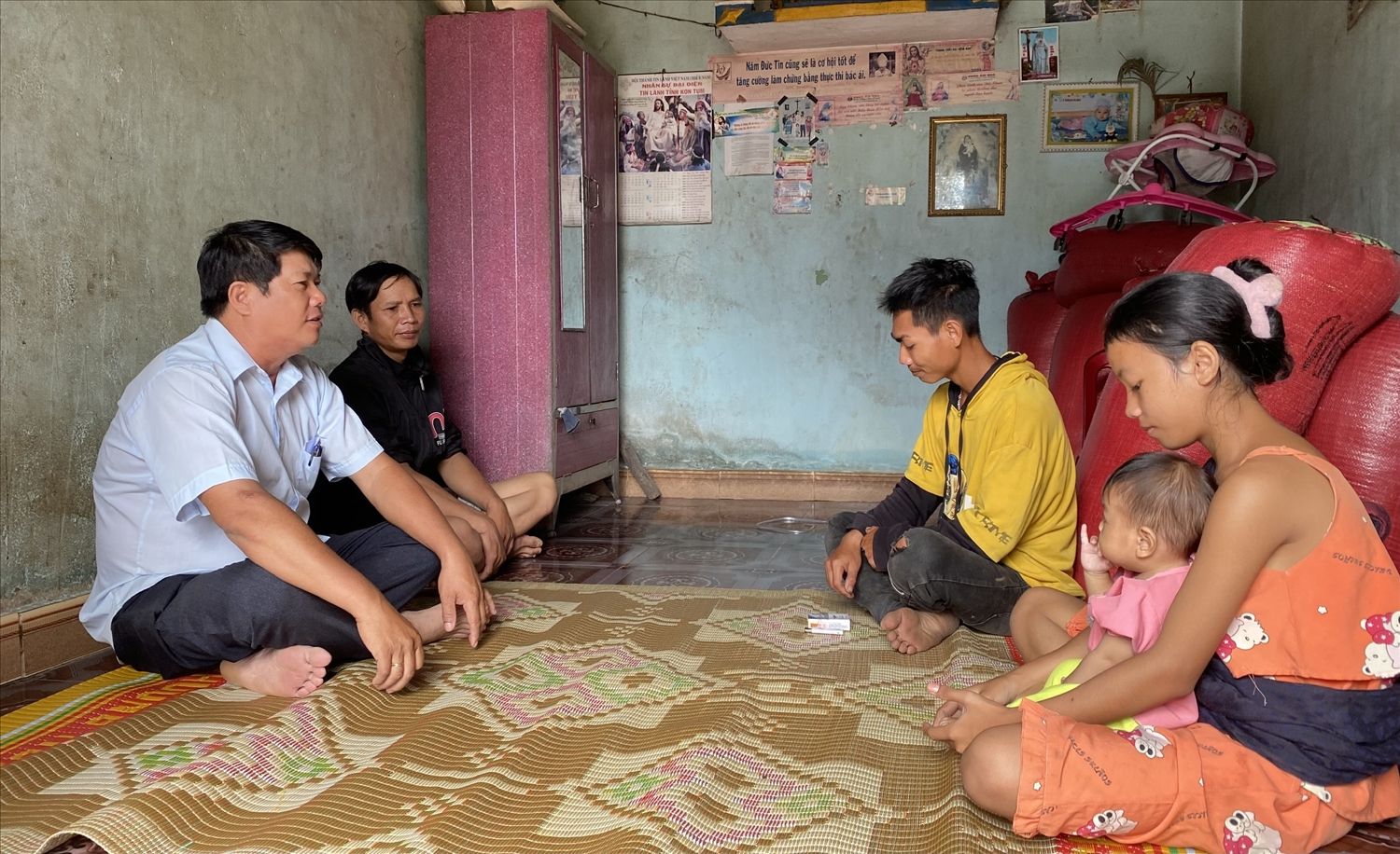 Vợ chồng Y Xen (bên phải) ở thôn Kroong Klah, xã Kroong, thành phố Kon Tum chia sẻ về những khó khăn của gia đình