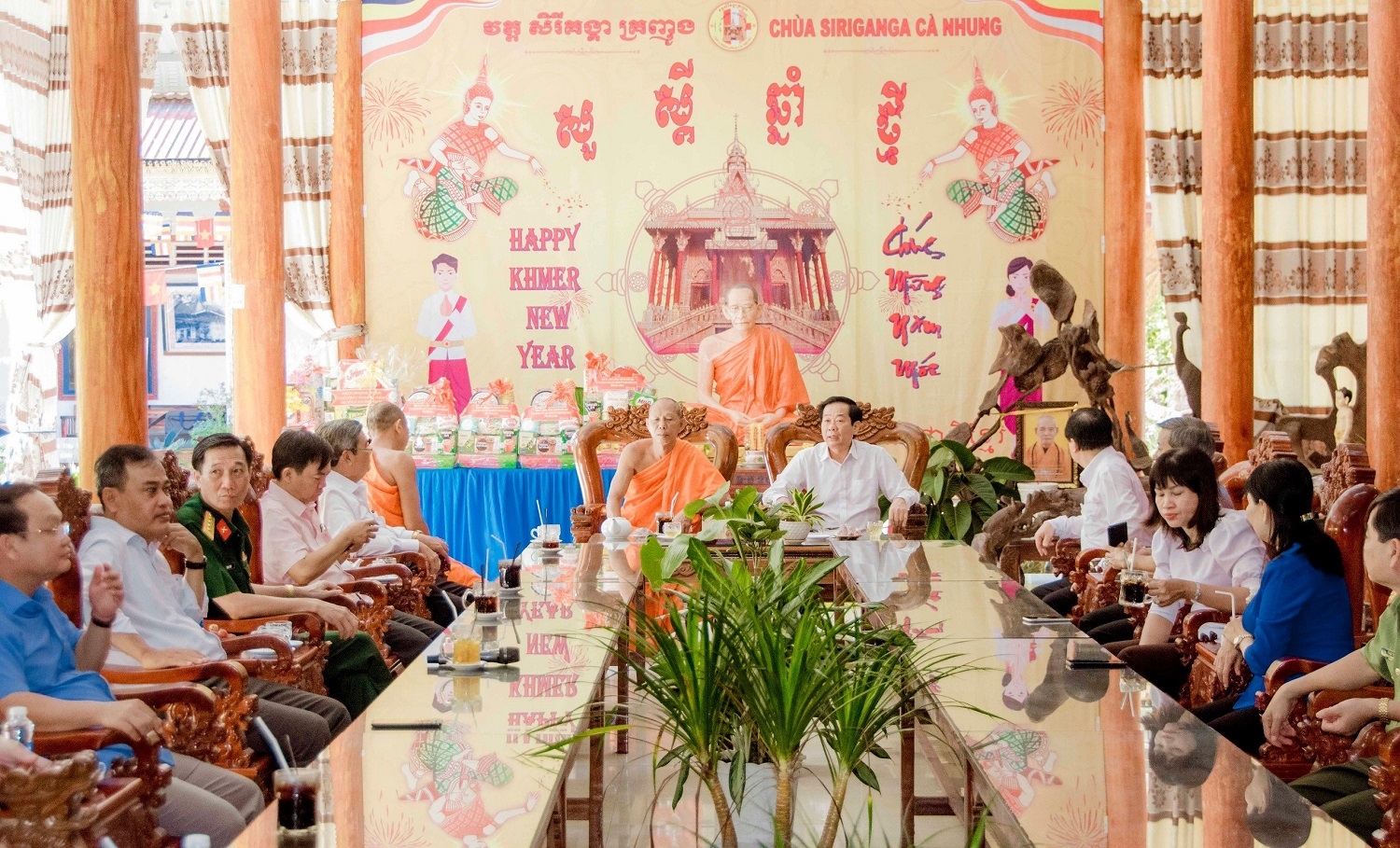 Ông Đỗ Thanh Bình - Ủy viên Trung ương Đảng, Bí thư Tỉnh ủy Kiên Giang gửi lời chúc mừng đến các vị cao tăng, chức sắc, chư tăng, người có uy tín trong đồng bào Khmer đón lễ Sene Dolta năm 2023 vui tươi, đầm ấm và hạnh phúc.