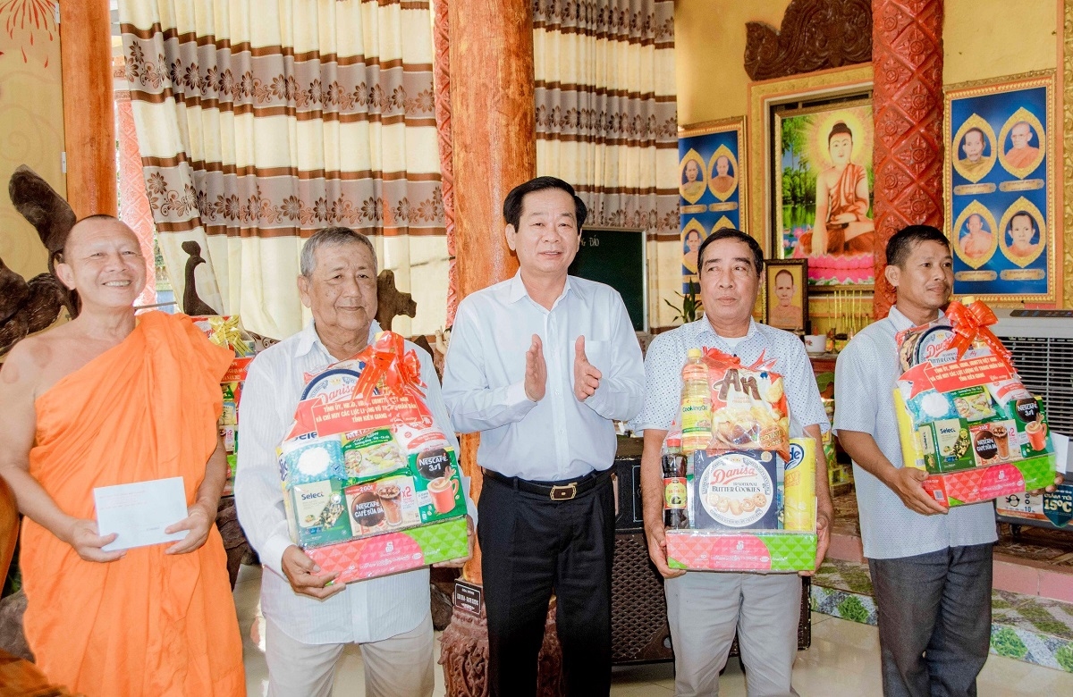 Đoàn công tác trao quà cho gia đình chính sách và người có uy tín là đồng bào Khmer trên địa bàn huyện