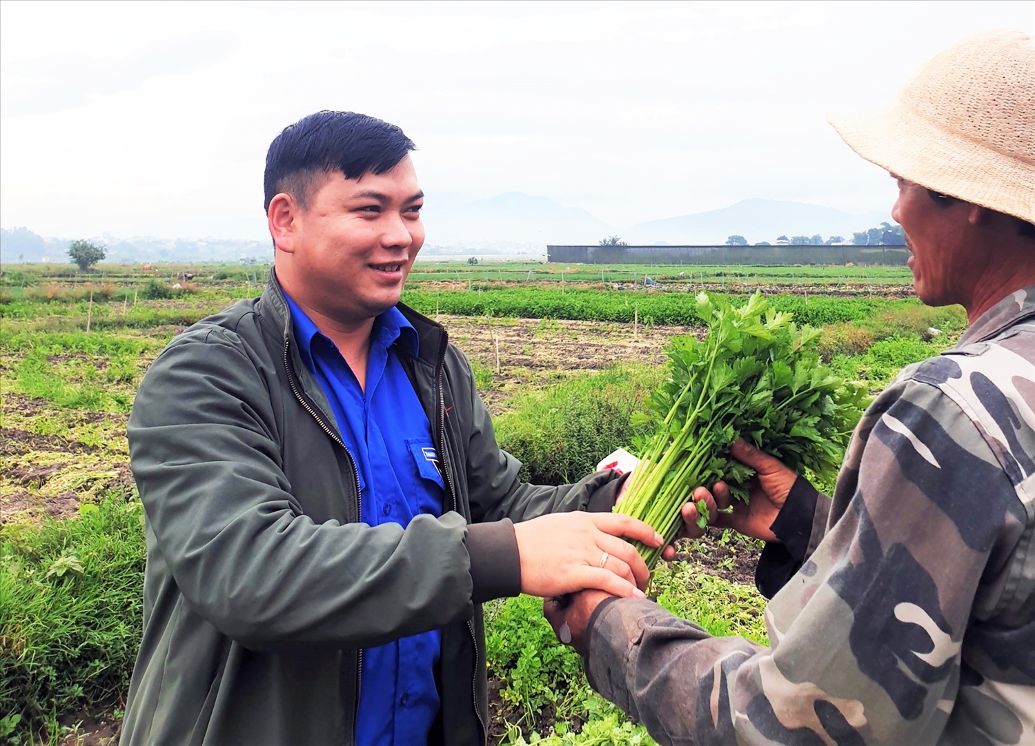 Doanh nhân Lưu Lập Đức trao đổi kinh nghiệm trồng rau theo tiêu chuẩn VietGAP với nông dân