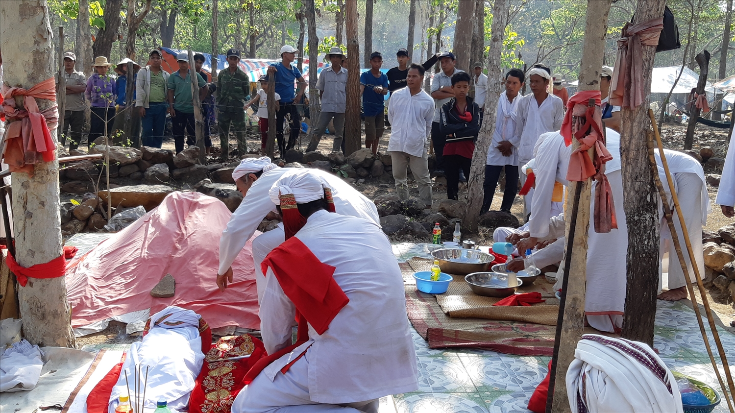 Các chức sắc đang thực hiện nghi thức tắm và mặc trang phục cho Po Cei Mâh Bingu tại đền thờ trên núi.