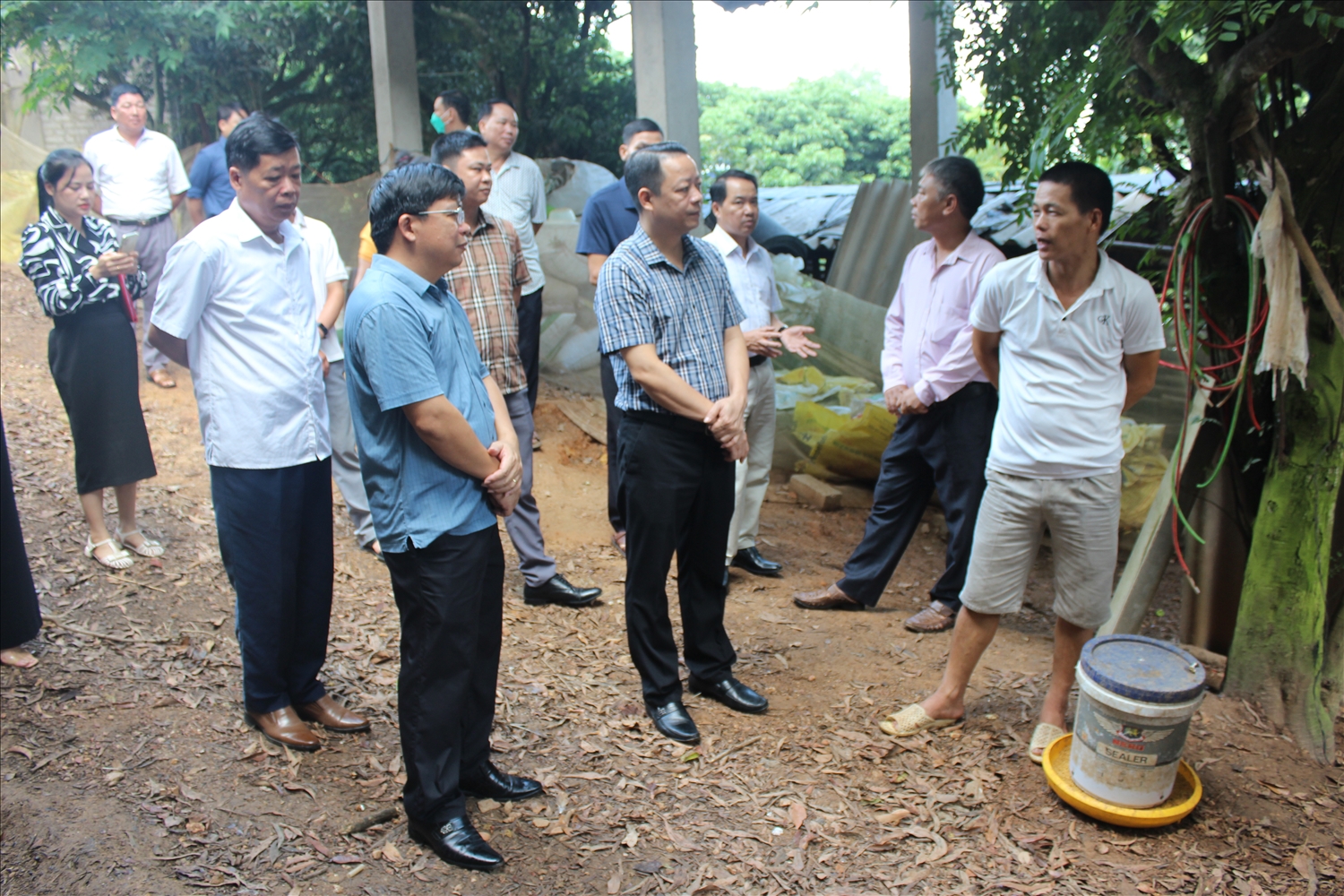 Đoàn thăm trang trại nuôi gà, dê của hộ gia đình anh Nguyễn Văn Việt, thôn Trại Nhất, xã Hồng Kỳ.