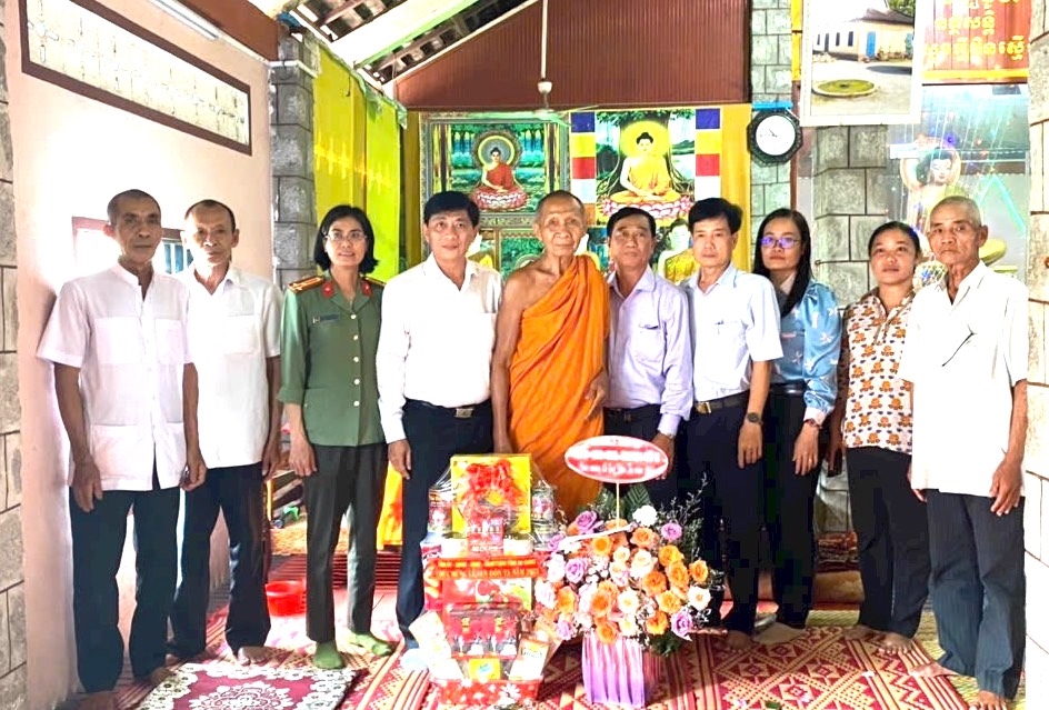 Đoàn công tác trân trọng trao quà đến Trưởng lão Hòa thượng Chau Ty - Phó Pháp chủ Hội đồng Chứng minh Giáo hội Phật giáo Việt Nam tại chùaSoài So Tưm Nớp