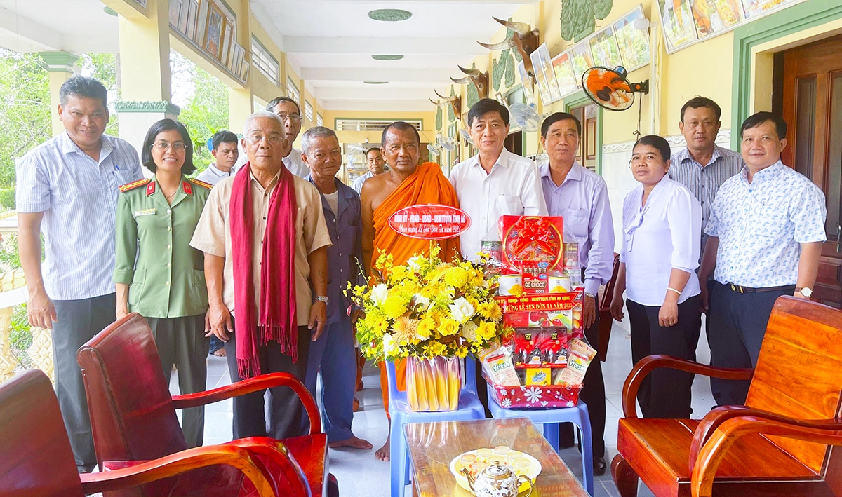 Ông Nguyễn Phú, Trưởng ban Dân tộc tỉnh cùng đoàn công tác đến thăm, chúc mừng lễ Sen Dolta đồng bào Khmer năm 2023 tại chùa Sây La Cha Rât, xã Vĩnh Trung, thị xã Tịnh Biên ( An Giang)