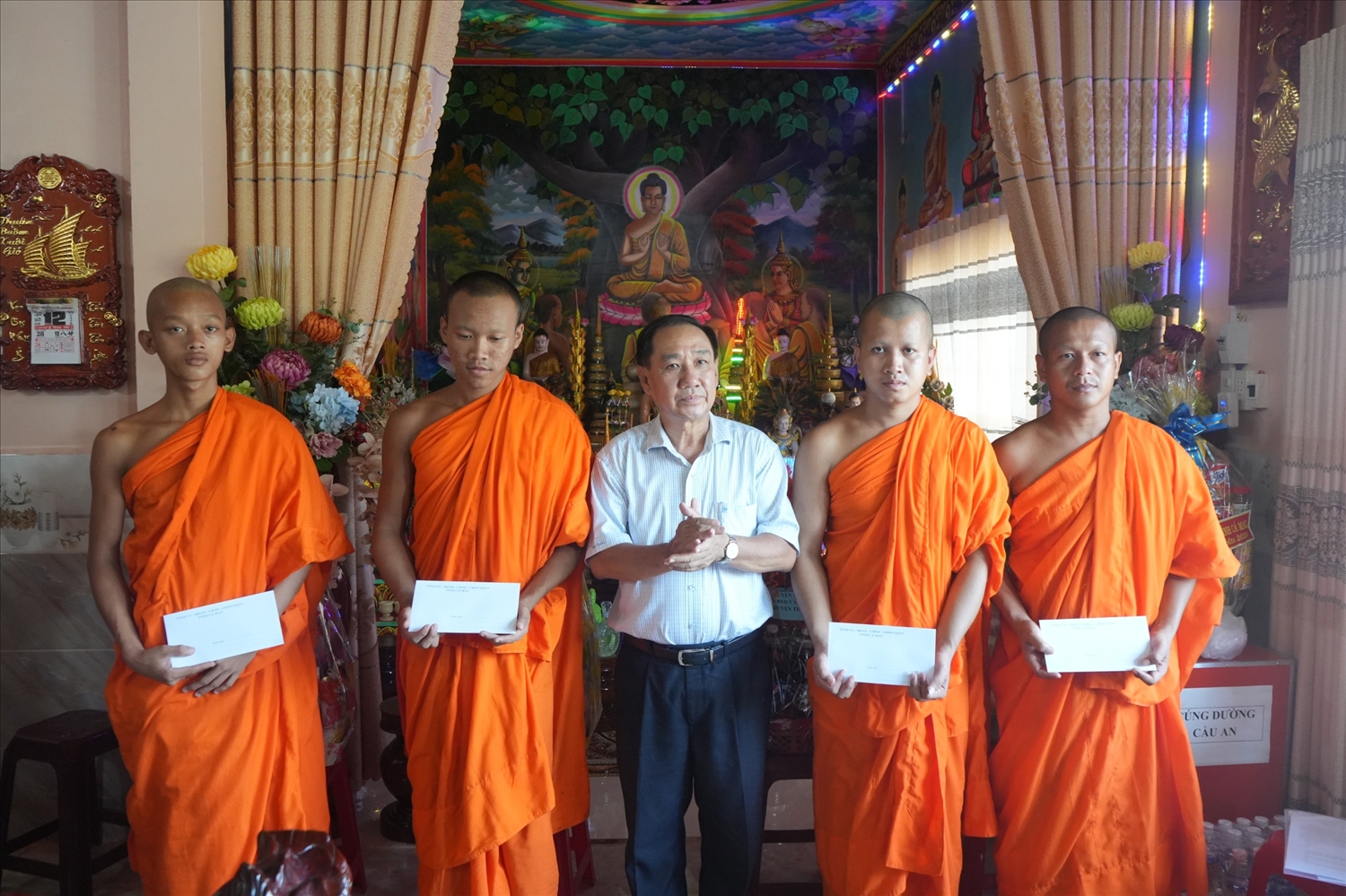 Ông Nguyễn Thành Niệm, Phó trưởng Ban Dân tộc tỉnh Cà Mau đã đến thăm, tặng quà mừng lễ Sen Dolta năm 2023 tại chùa Rạch Giồng, xã Hồ Thị Kỷ, huyện Thới Bình 
