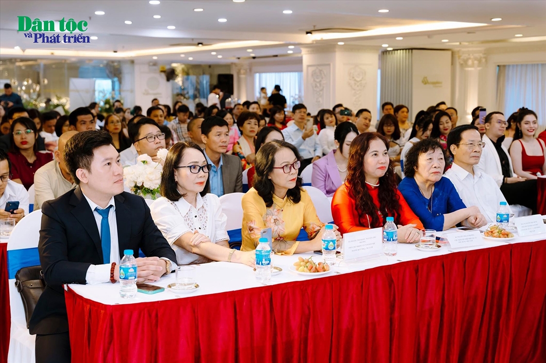 Nguyên Thứ trưởng, Phó Chủ nhiệm UBDT Hoàng Thị Hạnh (áo vàng) cùng các đại biểu tham dự sự kiện ra mắt dự án Metastech