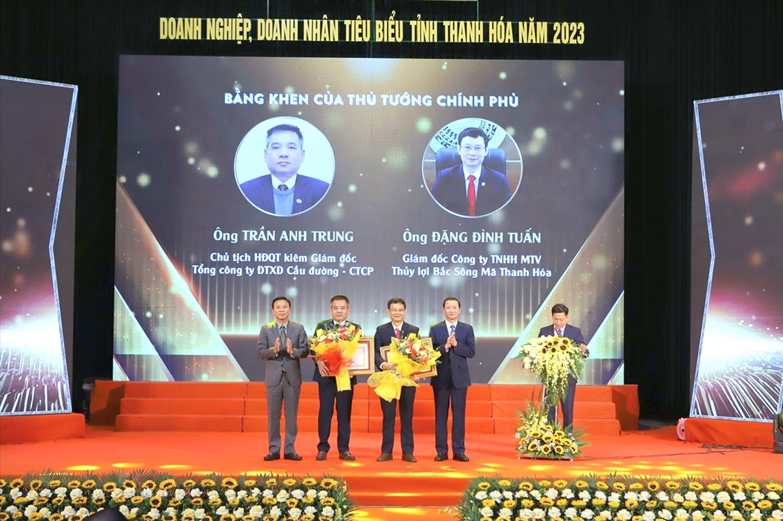 Thừa ủy quyền Thủ tướng Chính phủ, lãnh đạo UBND tỉnh Thanh Hóa đã trao tặng Bằng khen của Thủ tướng Chính phủ cho 2 doanh nhân 