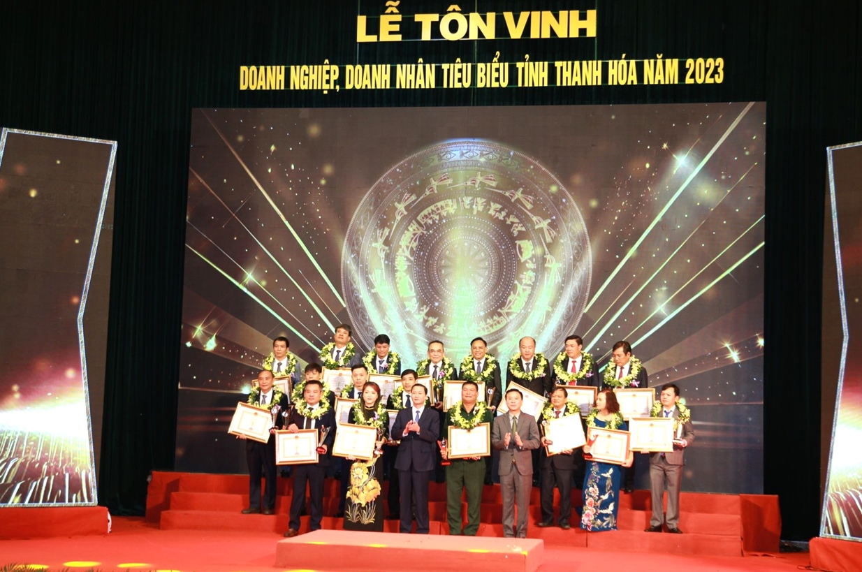 Lãnh đạo tỉnh Thanh Hóa tặng Cúp “Doanh nhân xứ Thanh” năm 2023 cho doanh nhân tiêu biểu
