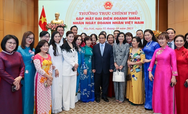 Thủ tướng và các DN trong buổi gặp mặt của Thường trực Chính phủ với DN nhân Ngày Doanh nhân Việt Nam - Ảnh: VGP/Nhật Bắc