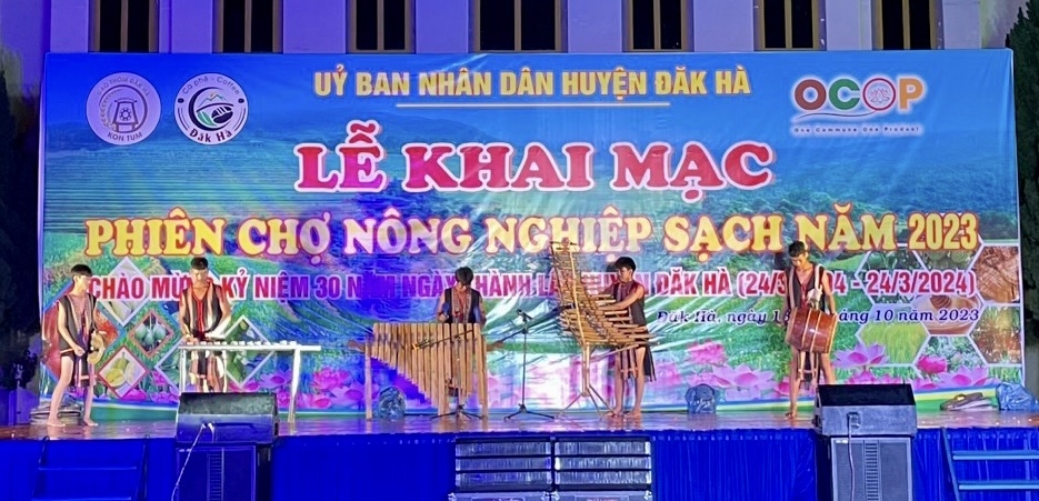 Trình diễn các nhạc cụ truyền thống của đồng bào DTTS tại Lễ khai mạc Phiên chợ nông nghiệp sạch huyện Đăk Hà