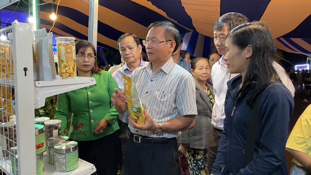 Phó Bí thư Tỉnh ủy Kon Tum Nguyễn Văn Hòa (đứng giữa) thăm quan các gian hàng tại Phiên chợ nông nghiệp sạch huyện Đăk Hà