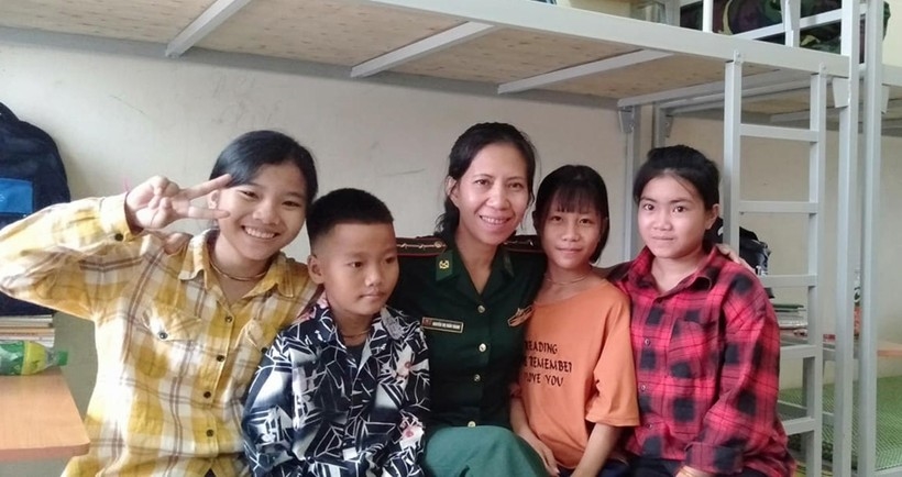 Các em học sinh Đa Lai coi cán bộ, chiến sĩ Đồn Biên phòng Môn Sơn như những người bố, mẹ thứ hai.