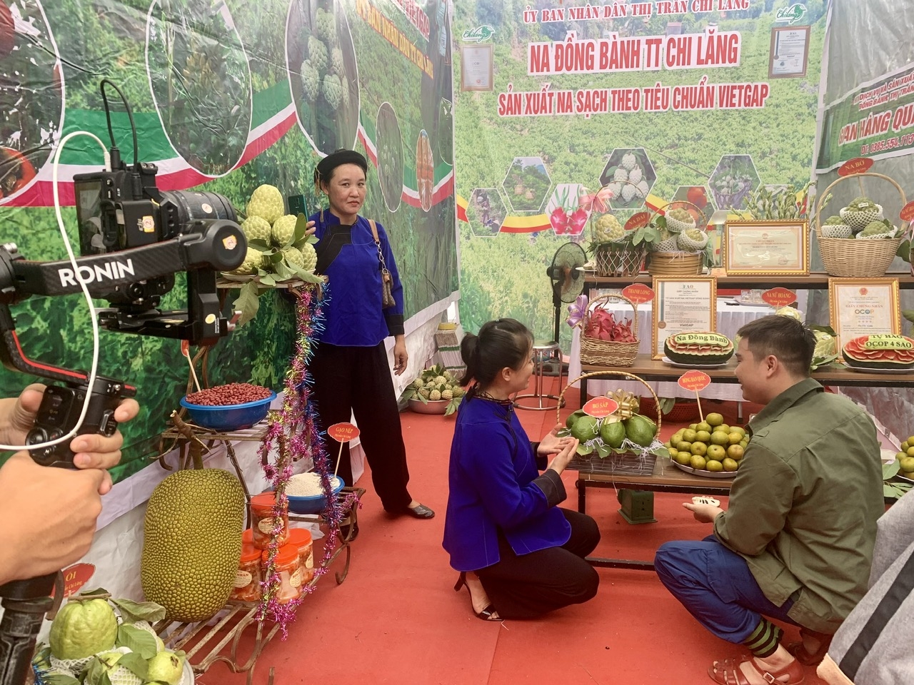 Một buổi Livestream bán các sản phẩm địa phương của phụ nữ dân tộc Nùng, huyện Chi Lăng