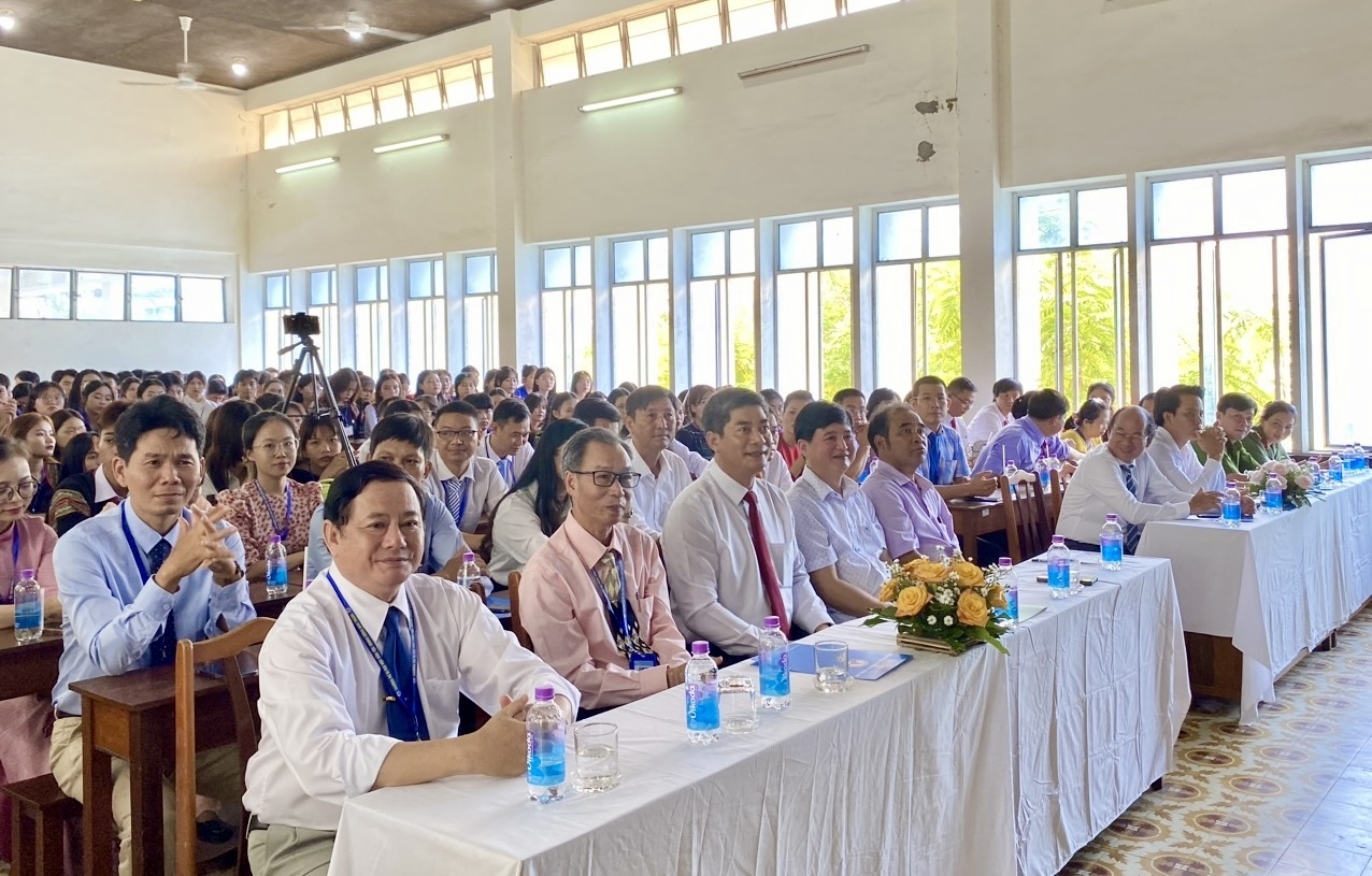 Các đại biểu tham dự Lễ khai giảng năm học mới tại Trường Dự bị Đại học Trung ương Nha Trang