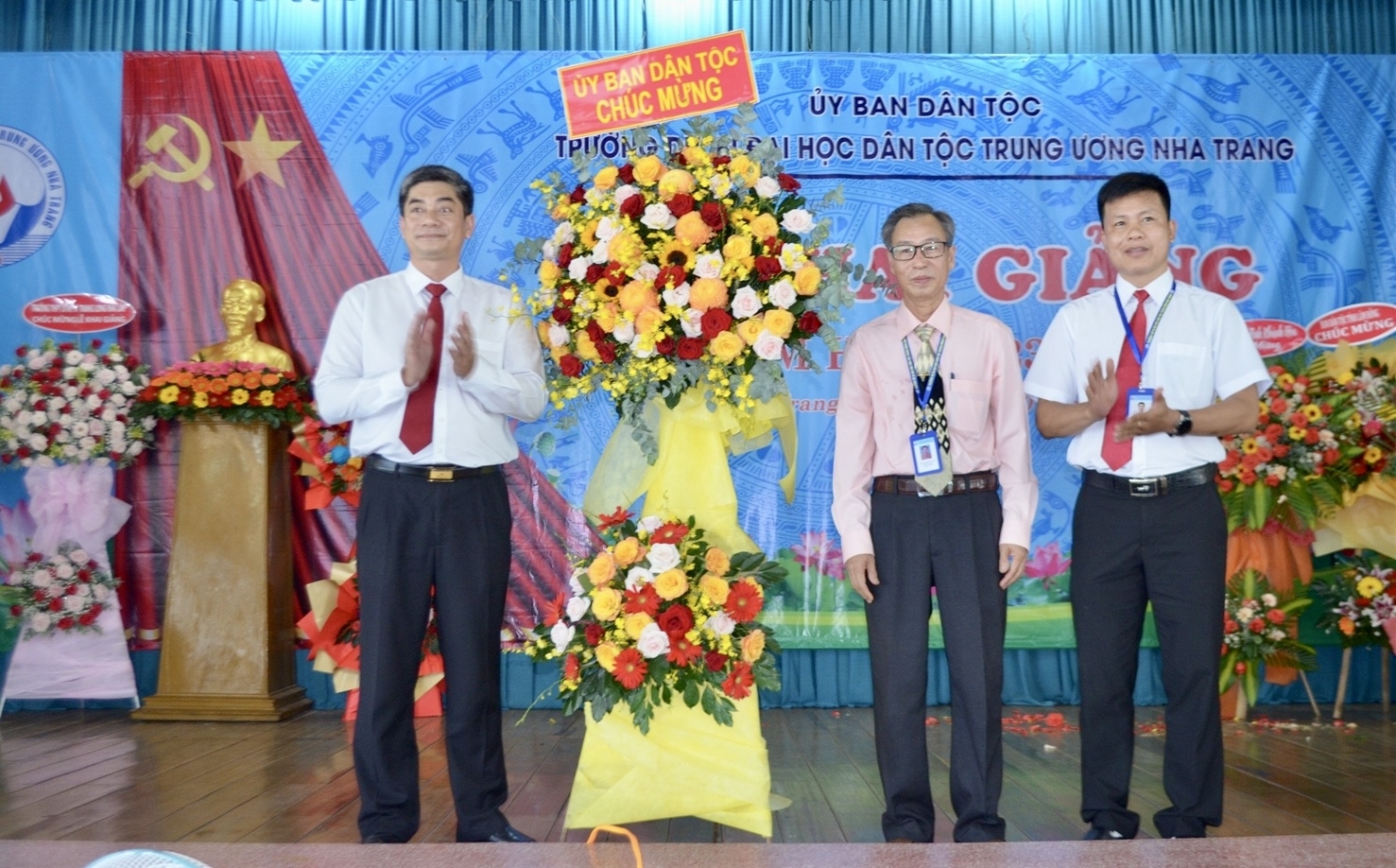 Thứ trưởng, Phó Chủ nhiệm Uỷ ban Dân tộc Y Vinh Tơr tặng hoa chúc mừng nhà trường nhân dịp khai giảng năm học mới