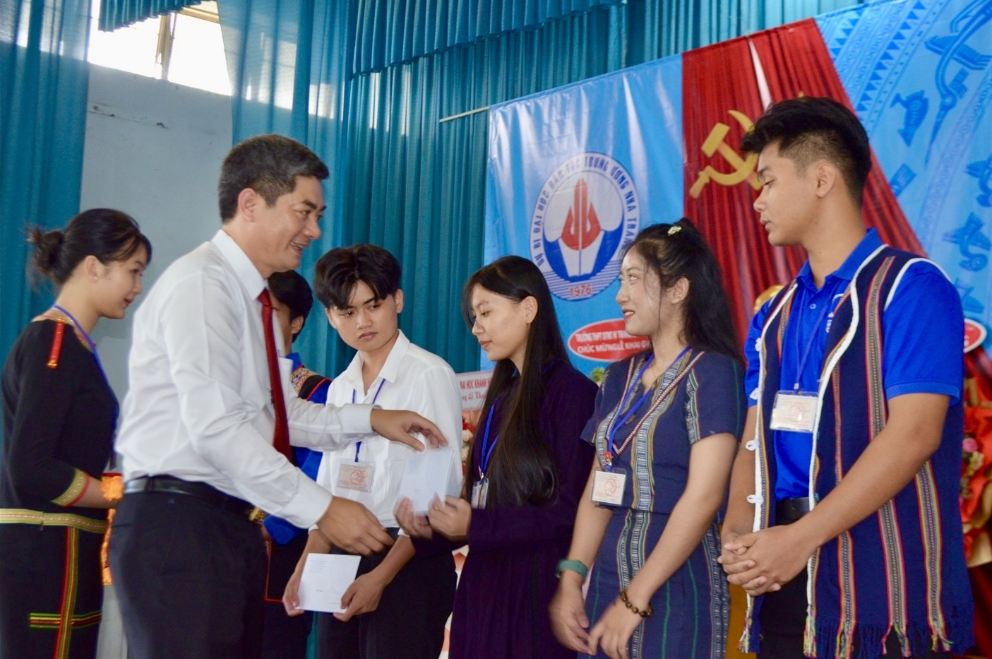 Thứ trưởng, Phó Chủ nhiệm Y Vinh Tơr trao tặng học bổng cho các em học sinh