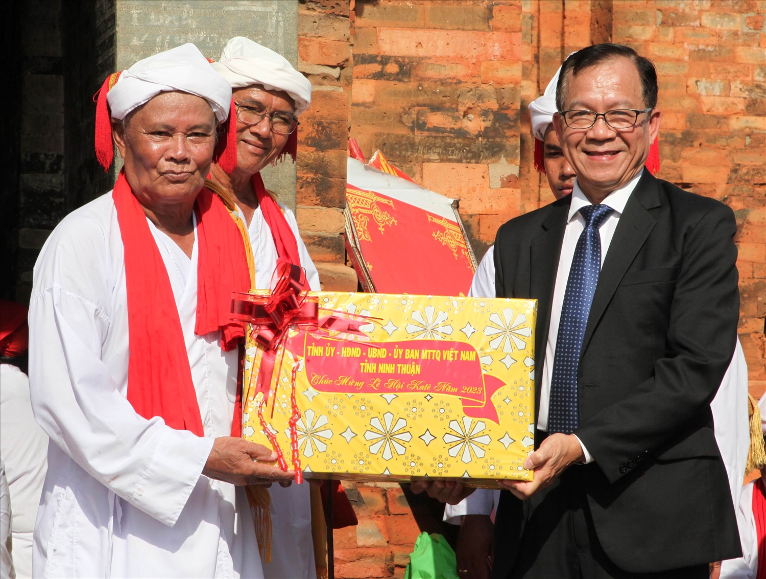 Đồng chí Trần Minh Lực, Phó Chủ tịch HĐND tỉnh Ninh Thuận tặng quà Ban phong tục tháp Pô Klong Garai