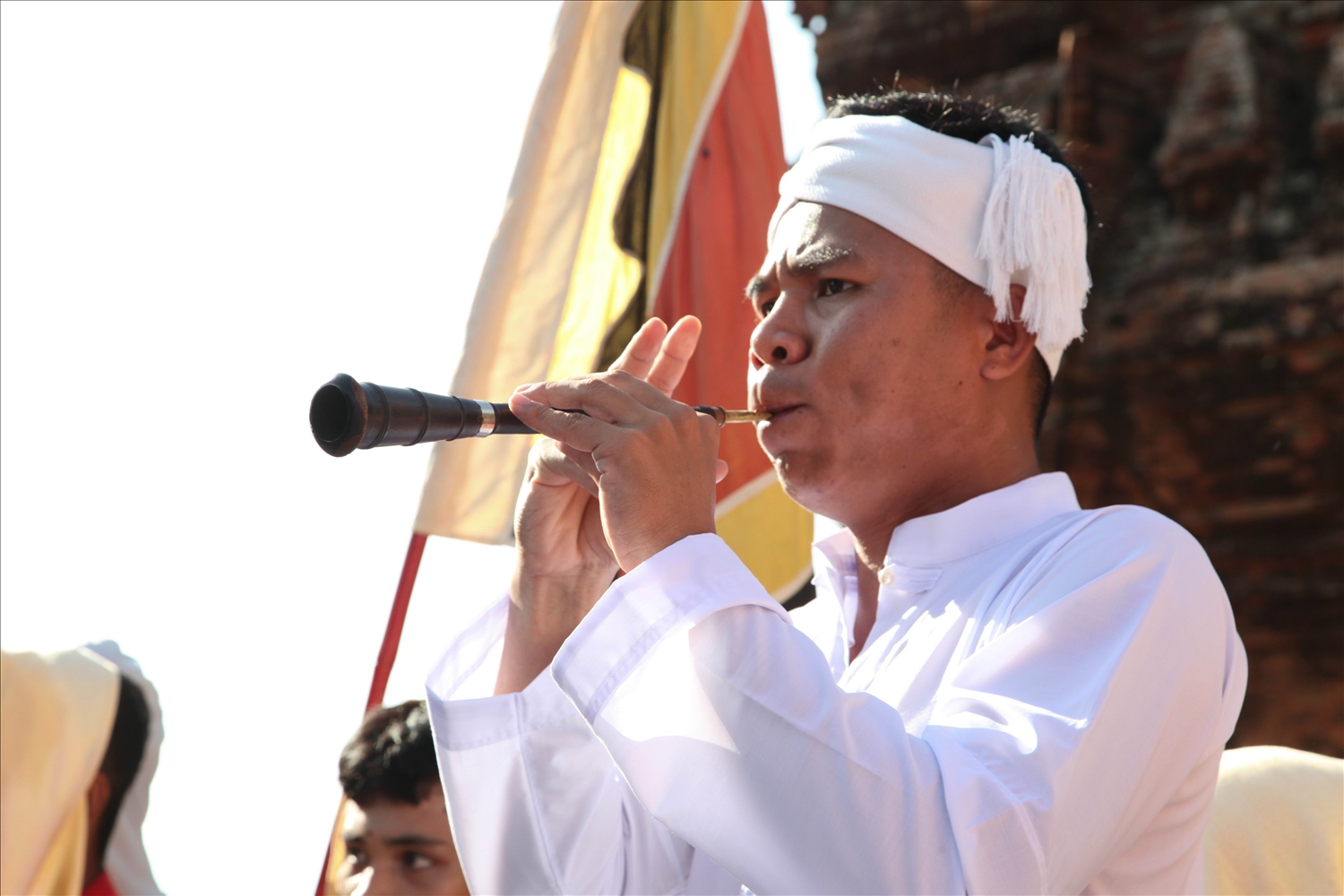 Nhạc công dân gian Chăm biểu diễn nhạc cụ Saranai tại Lễ hội Katê