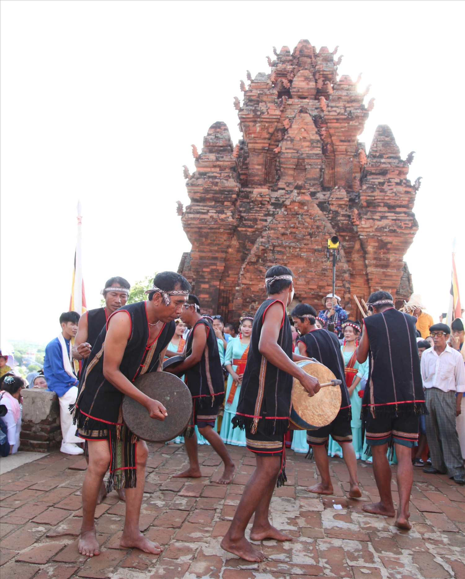 Các nghệ nhân dân tộc Raglai biểu diễn khèn bầu, mã la tại Lễ hội Katê