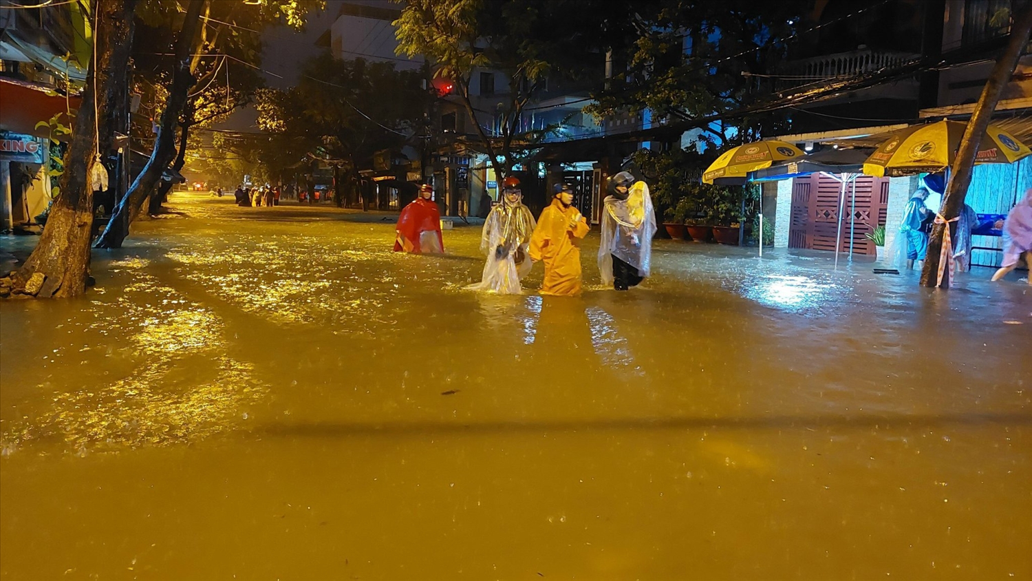 Do mưa lớn, nhiều tuyến đường ở Đà Nẵng bị ngập cục bộ