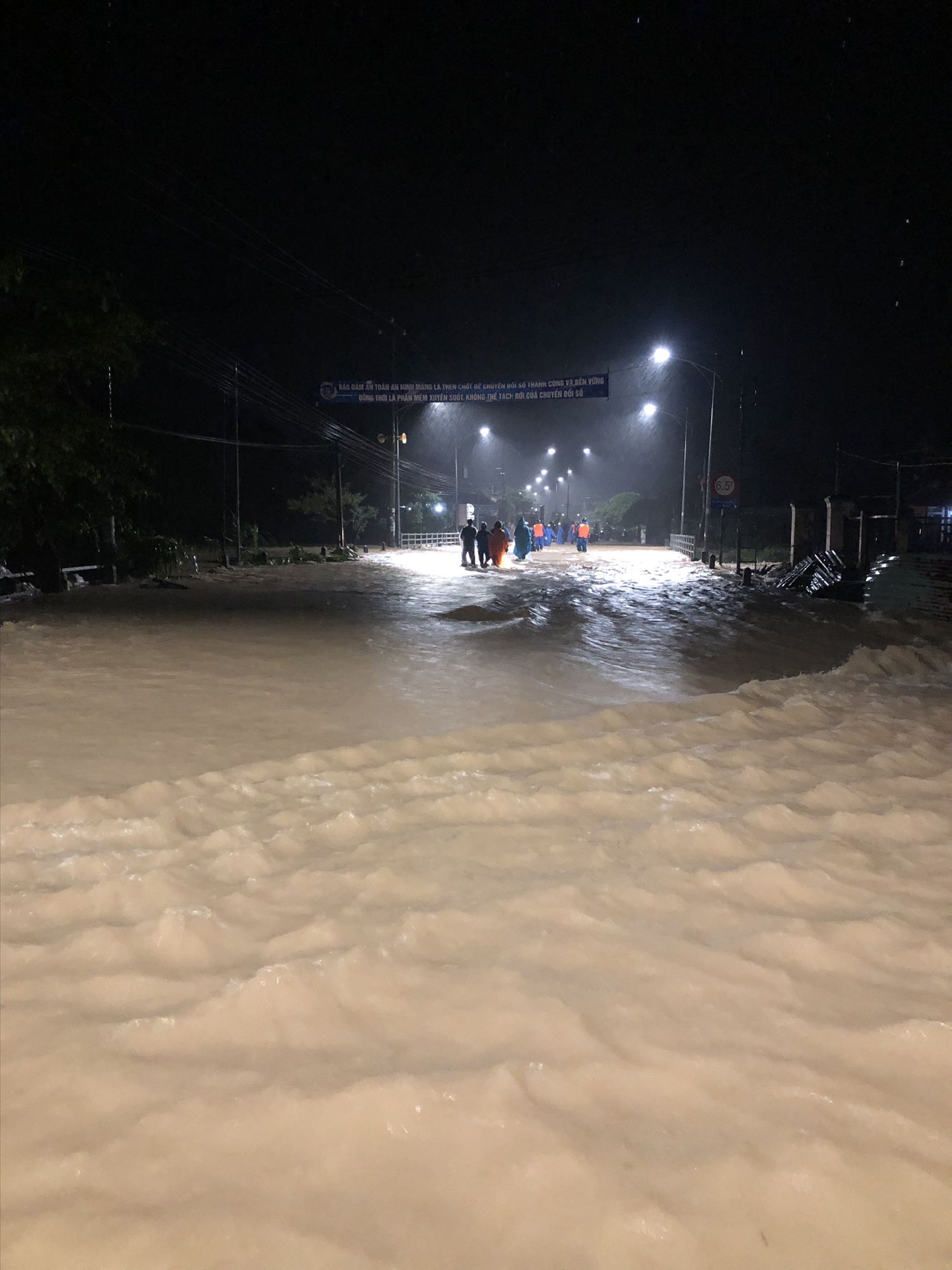 Nhiều tuyến đường ở Duy Xuyên (Quảng Nam) bị ngập nước sau mưa lớn