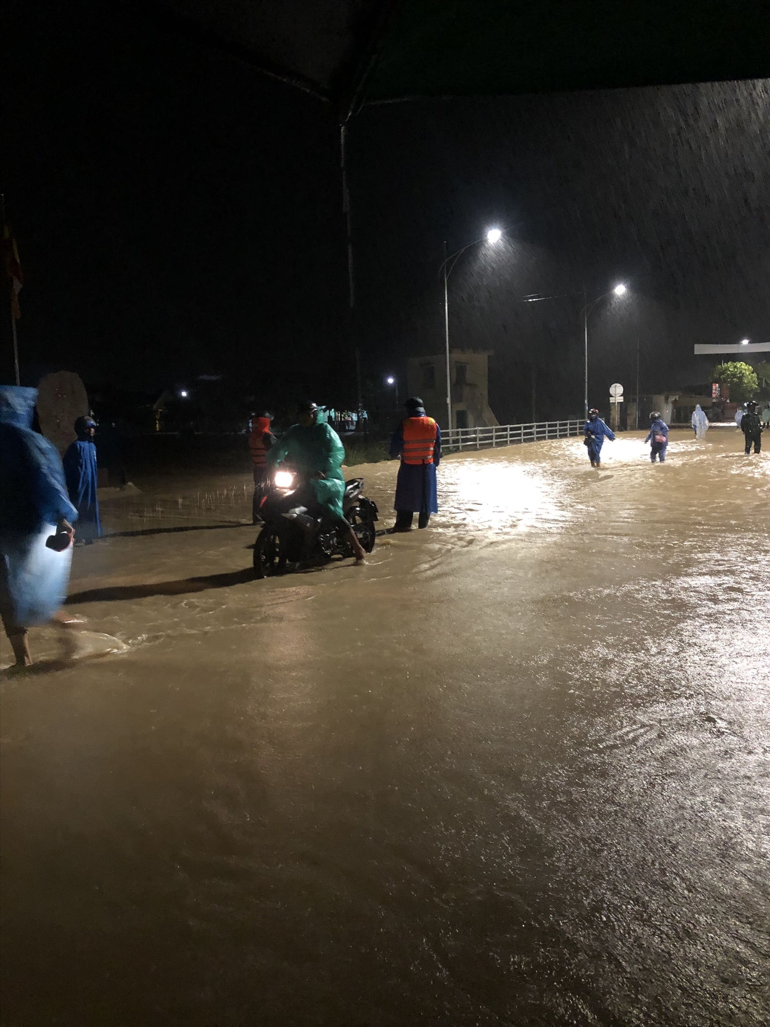 Nhiều tuyến đường ở Duy Xuyên (Quảng Nam) bị ngập nước sau mưa lớn