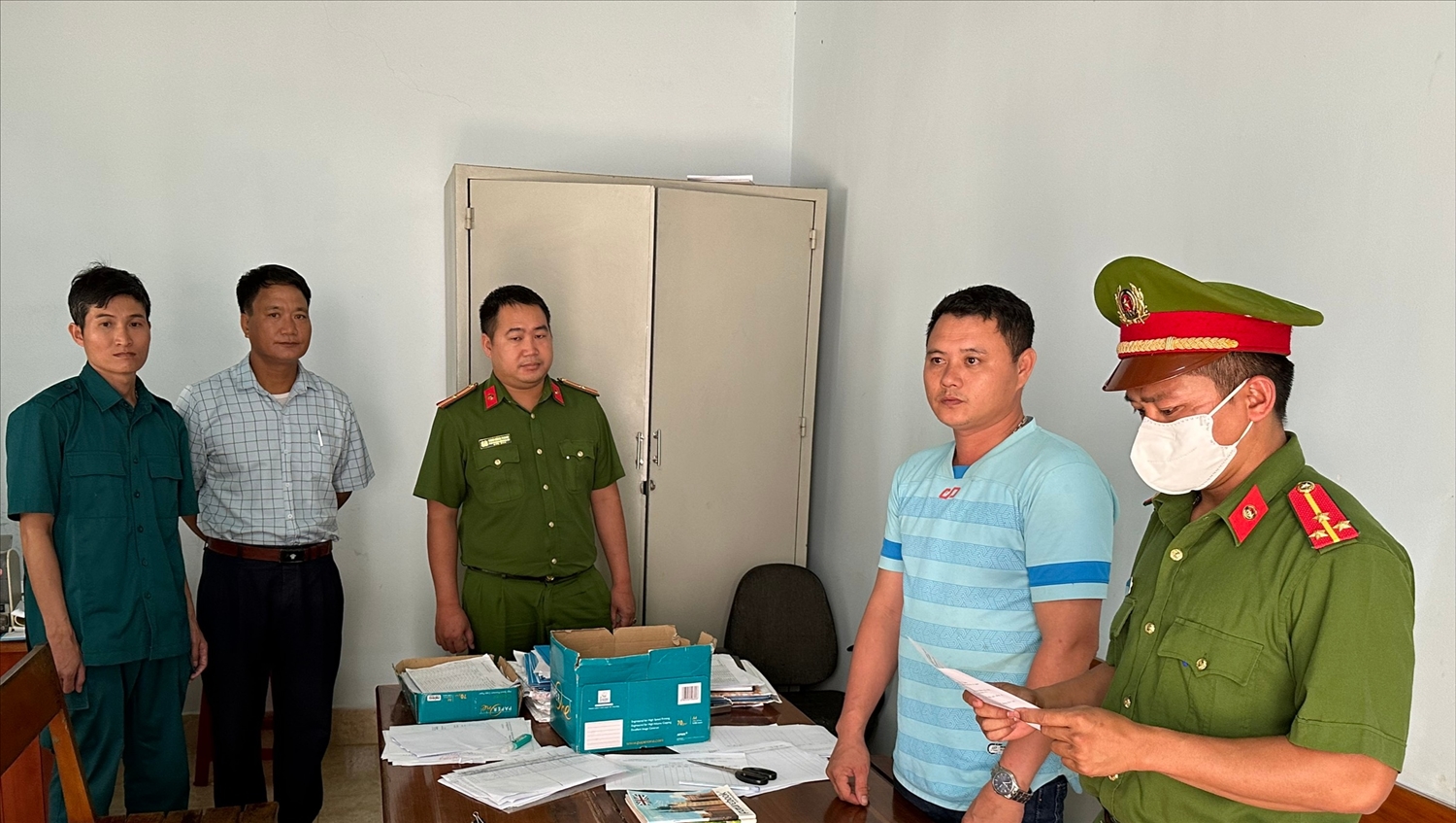 Lực lượng chức năng thực hiện lệnh khám xét khẩn cấp nơi làm việc Nguyễn Thành Trung