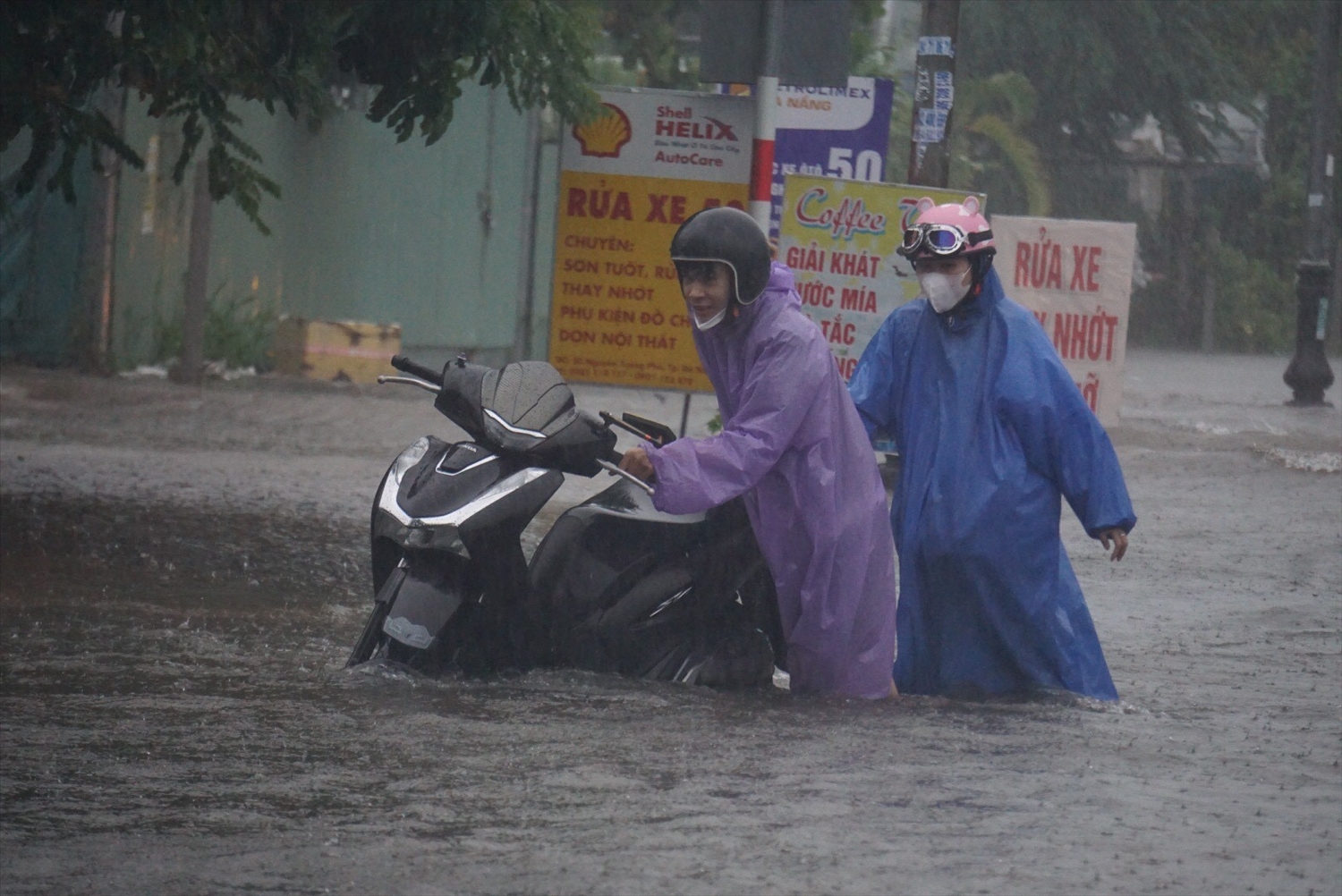 Nhiều tuyến đường ngập sâu, xe máy chết máy người dân phải đẩy xe trong mưa lớn.