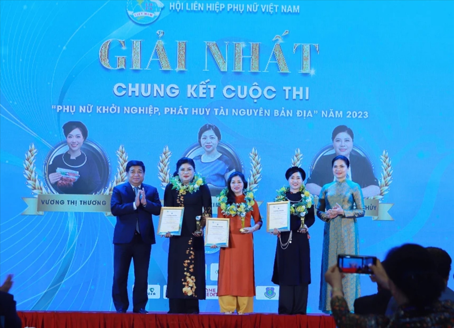Bộ trưởng Bộ Kế hoạch Đầu tư Nguyễn Chí Dũng và Chủ tịch Hội Liên hiệp Phụ nữ Việt Nam Hà Thị Nga trao giải Nhất cho 3 Dự án. 