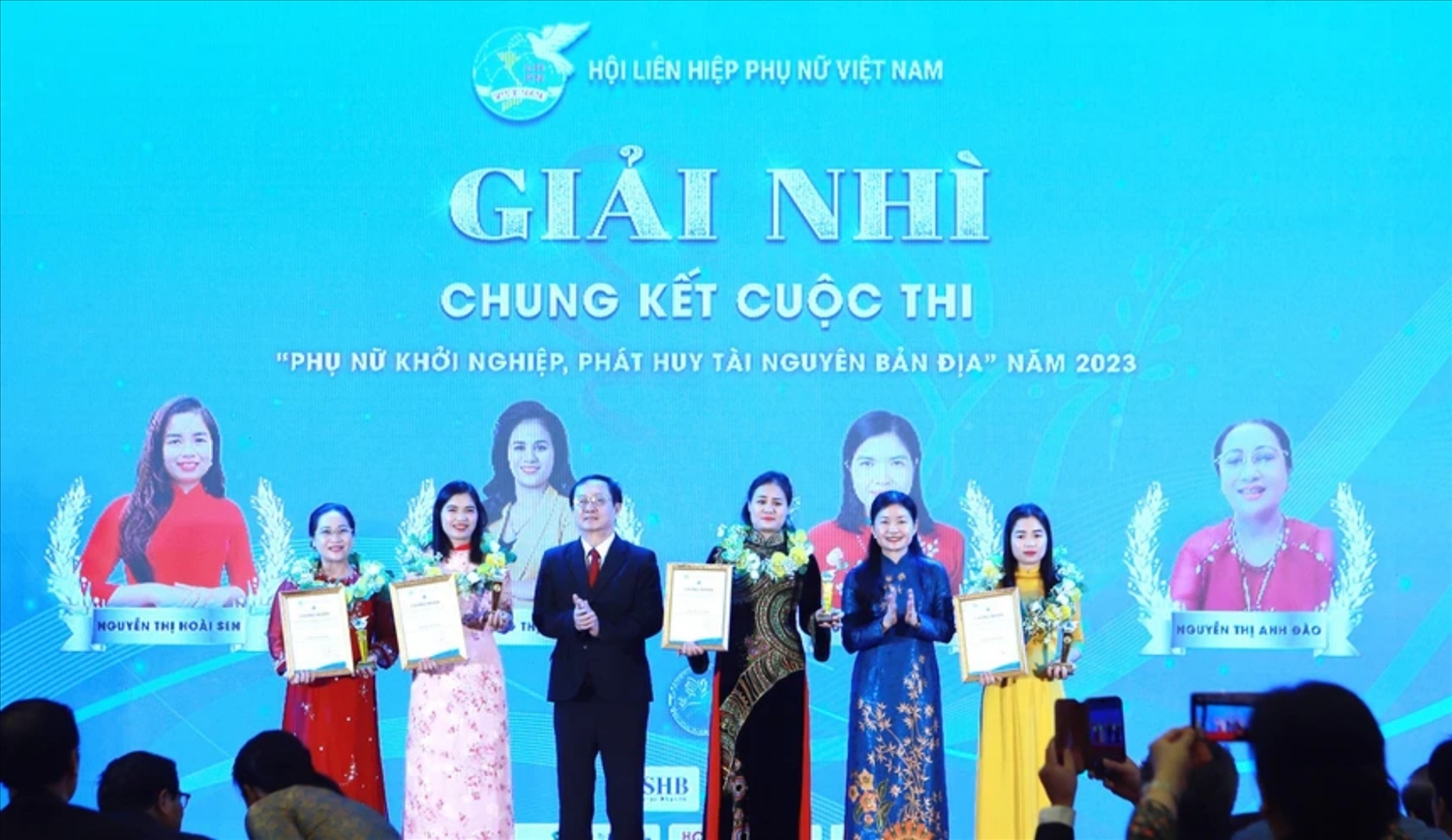 Bộ trưởng Bộ Khoa học Công nghệ Huỳnh Thành Đạt và Phó Chủ tịch Hội LHPN Việt Nam Tôn Ngọc Hạnh trao giải Nhì cho đại diện 4 Dự án/ý tưởng, mỗi giải trị giá 35 triệu đồng