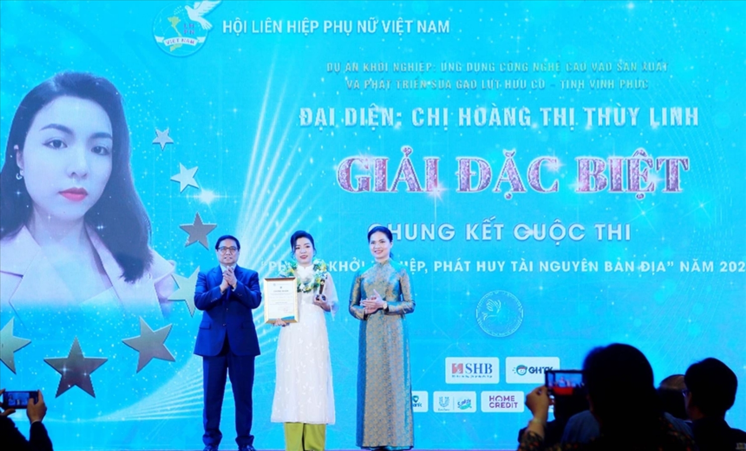 Thủ tướng Phạm Minh Chính và bà Hà Thị Nga trao giải cho Dự án đoạt giải đặc biệt của Cuộc thi