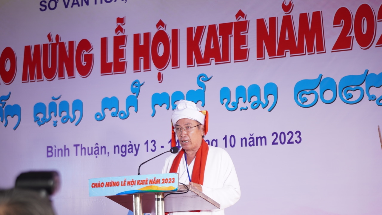 Sư cả Thông Minh Toàn – Phó Chủ tịch Hội đồng chức sắc Bàlamôn giáo tỉnh Bình Thuận, Trưởng Ban điều hành nghi lễ phát biểu tại lễ khai mạc