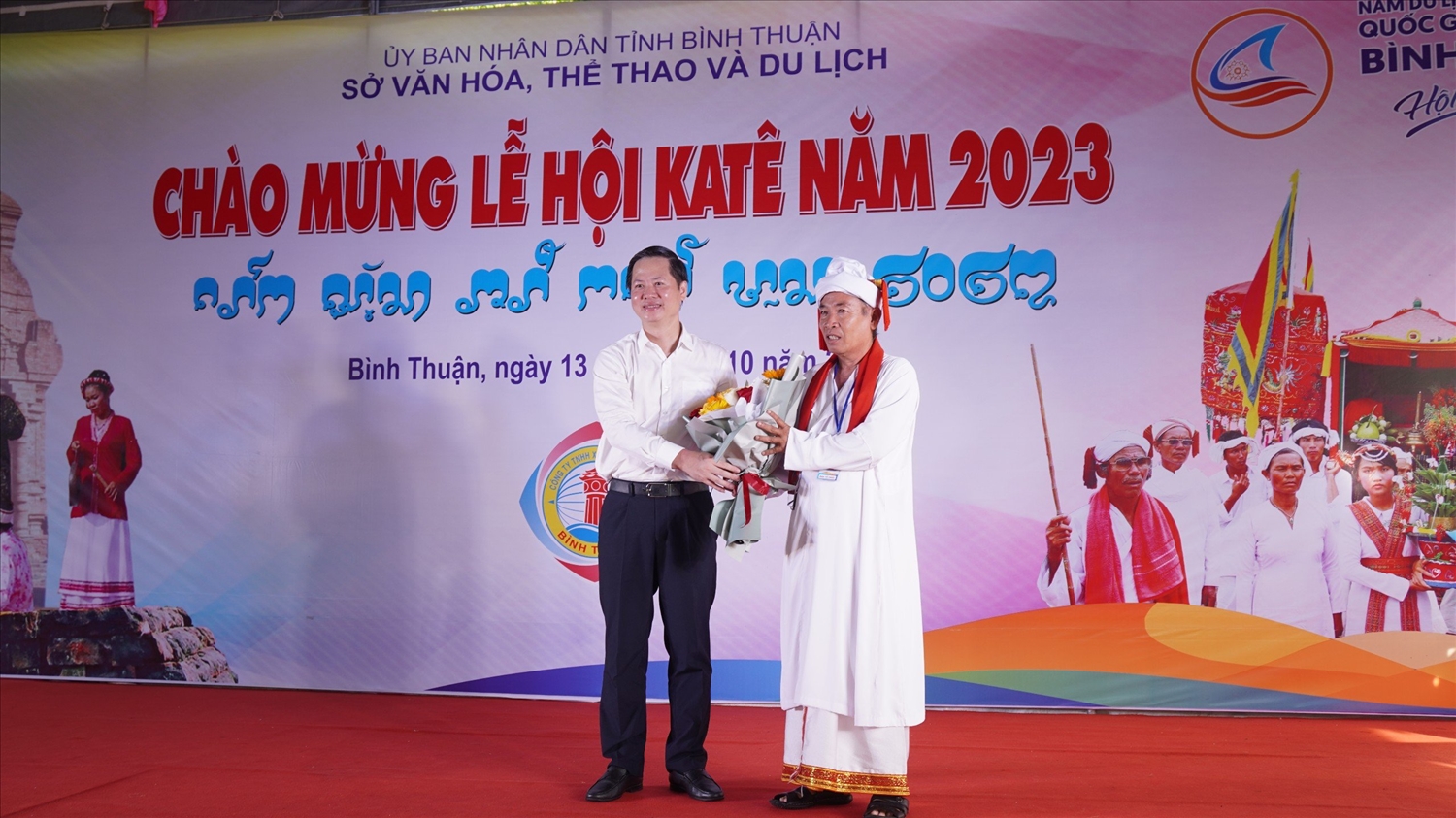 Ông Đoàn Anh Dũng, Phó Bí Thư tỉnh ủy, Chủ tịch UBND tỉnh Bình Thuận đến dự lễ khai mạc và tặng hoa chúc mừng Lễ hội Katê năm 2023