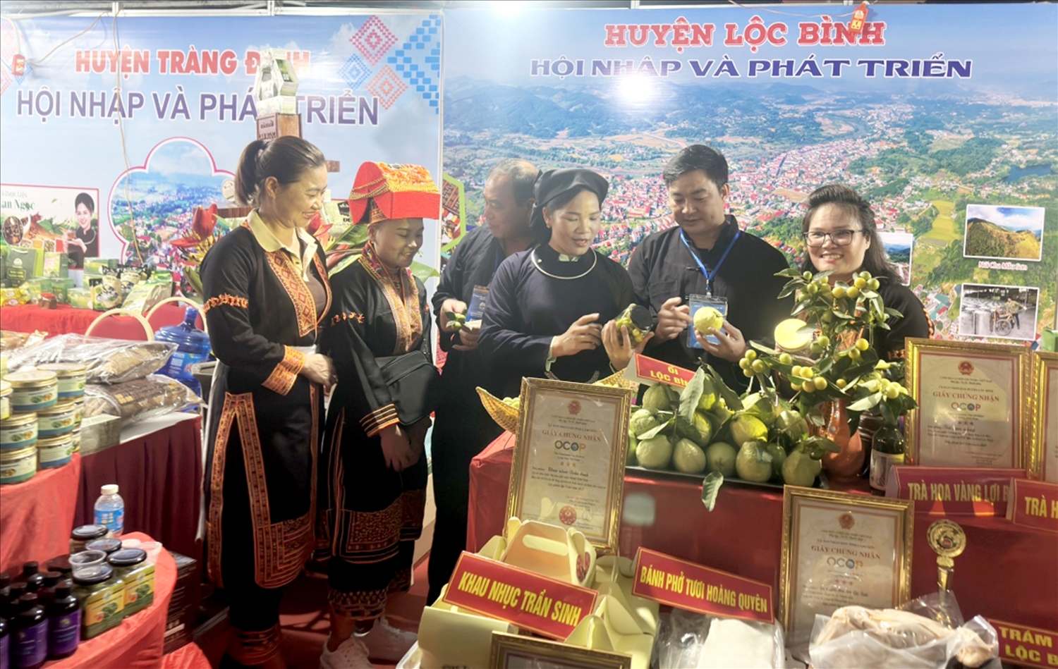 Trong Ngày hội văn hóa các dân tộc thành phố Lạng Sơn, còn có các hoạt động trưng bày và bán sản phẩm đặc sản, sản phẩm OCOP...