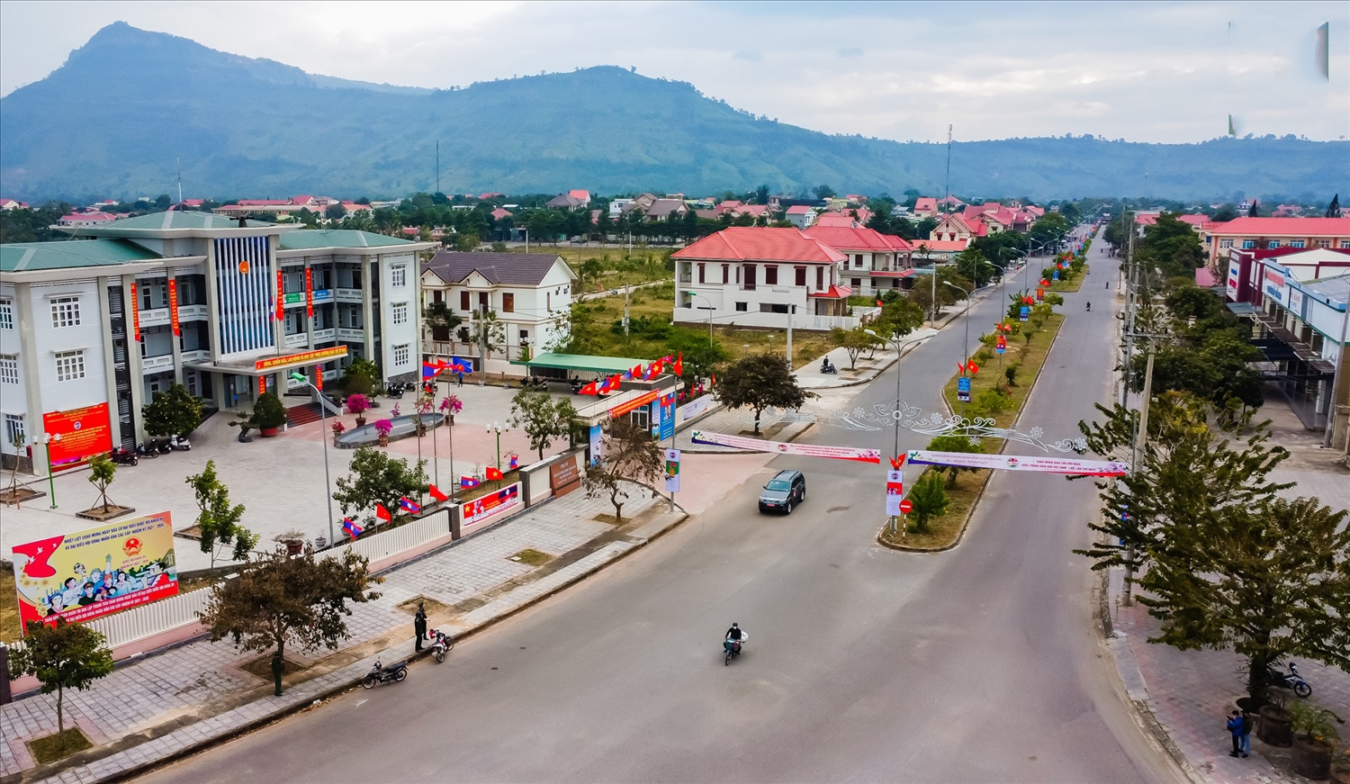Những năm gần đây, Diện mạo thị trấn biên giới Lao Bảo (Hướng Hóa, Quảng Trị) đã thay đổi theo hướng hiện đại.