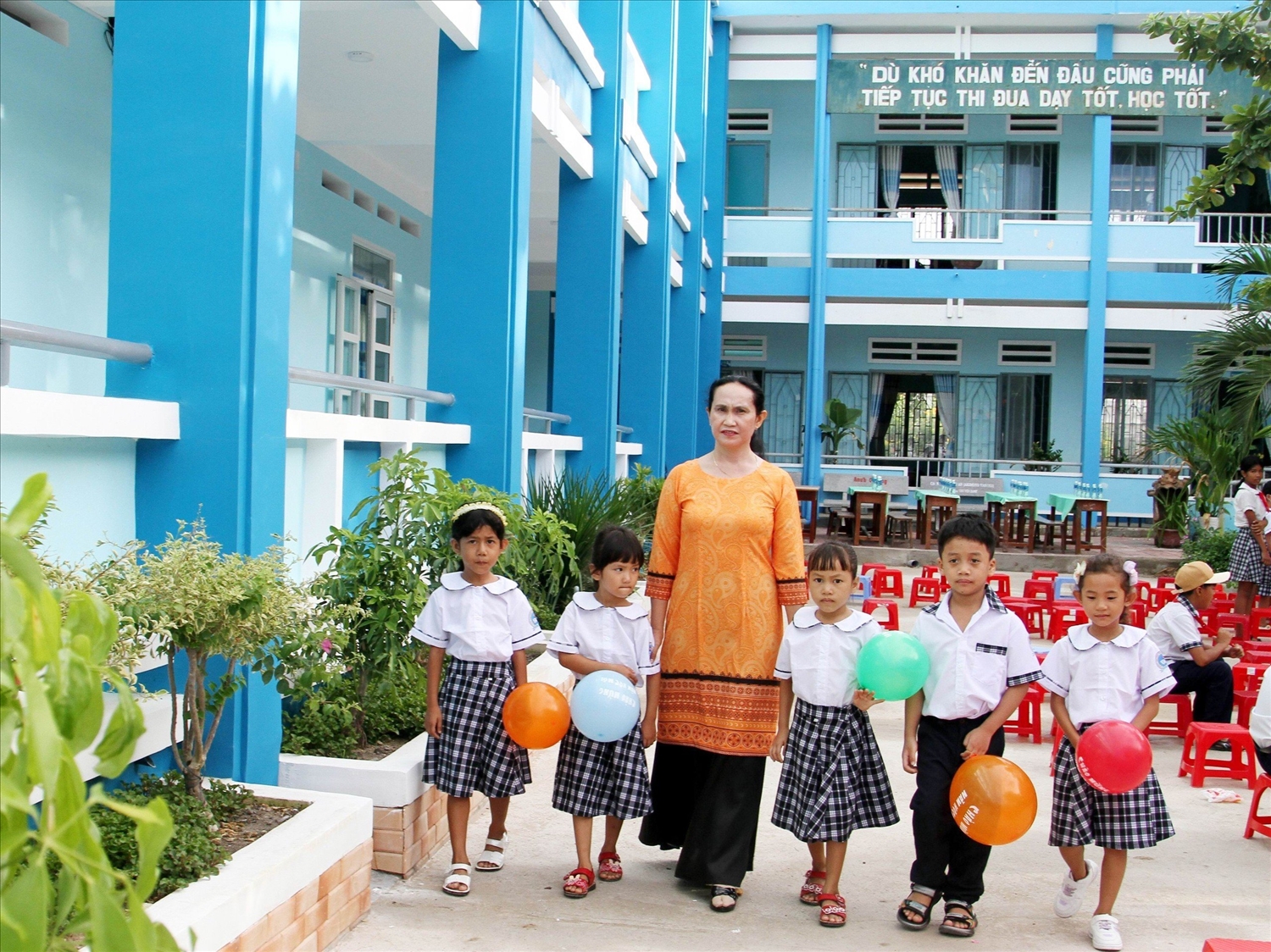 Giáo viên chăm lo giảng dạy cho học sinh làng Chăm Phước Nhơn (xã Xuân Hải, huyện Ninh Hải, Ninh Thuận