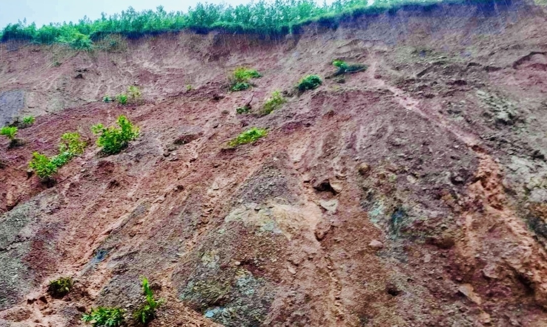 Mưa lớn kéo dài khiến cho nhiều khu vực miền núi Quảng Nam có nguy cơ sạt lở, sụt lún đất 