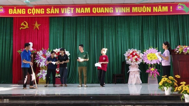 Chị Triệu Thị Sê (áo tím) tham gia tuyên truyền đến từng người trong thôn về những tiêu cực của tảo hôn và hôn nhân cận huyết thống