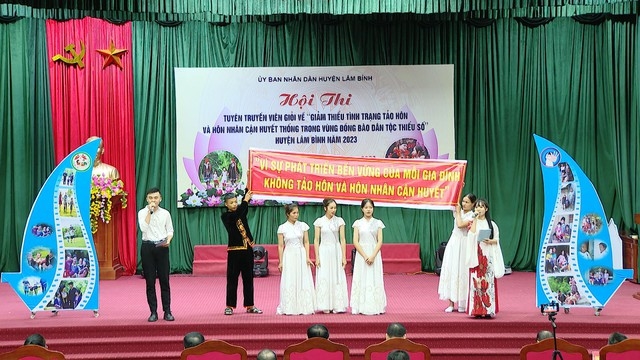UBND huyện Lâm Bình tổ chức hội thi tuyên truyền viên giỏi cấp huyện về ""Giảm thiểu tình trạng tảo hôn và hôn nhân cận huyết thống trong vùng dân tộc thiểu số", với các thành viên tham gia là người dân tộc thiểu số