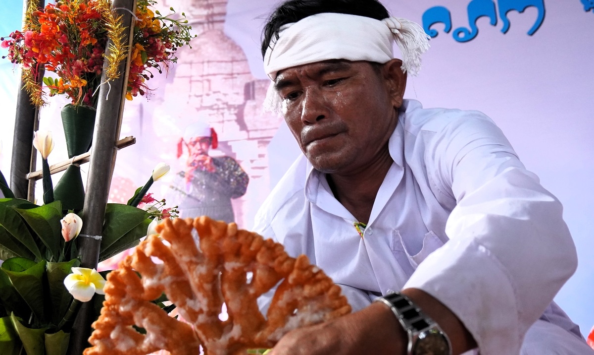 Thi làm bánh gừng – một trong những lễ vật quan trọng để dâng cúng tại lễ Katê