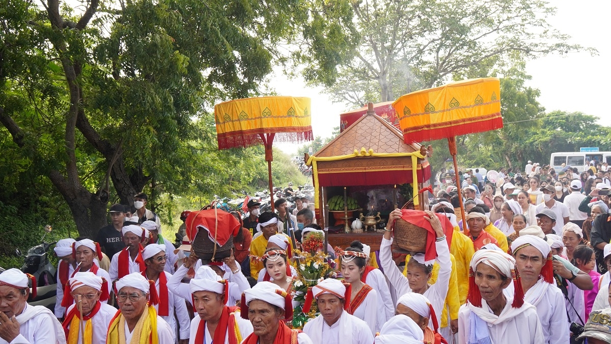 Lễ Nghinh rước trang phục Nữ thần Pô Sah Inư, phần quan trọng nhất của ngày lễ chính của Lễ hội Katê đồng bào Chăm Bình Thuận