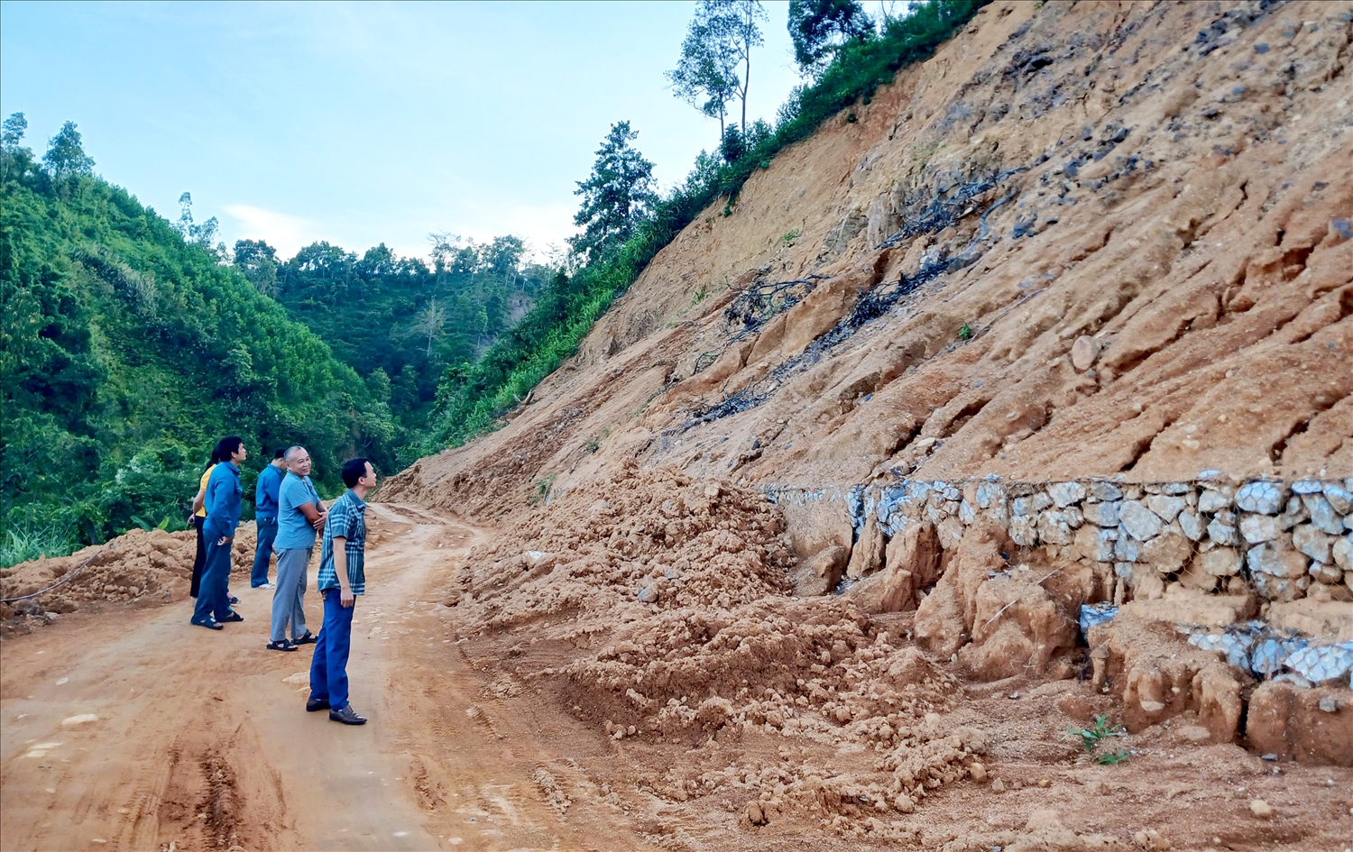 Dù đã được kè đá, nhưng tình trạng sạt lở đường huyện 59A thuộc thôn Nà Bản vẫn xuất hiện ngày một nghiêm trọng