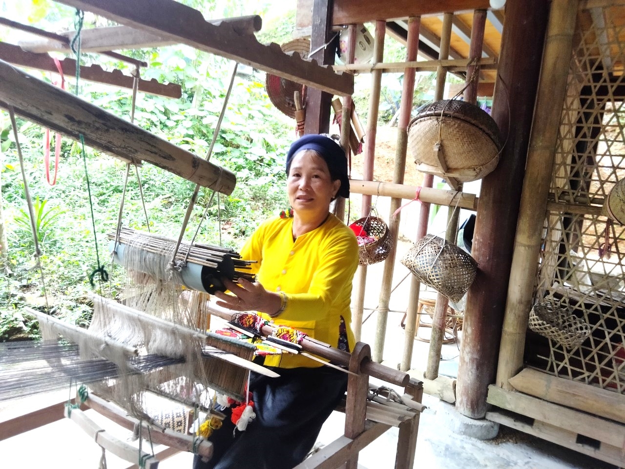 Bà Chủ nhiệm HTX Nguyễn Thị San gìn giữ nghề dệt truyền thống của người Tày Nghĩa Đô 