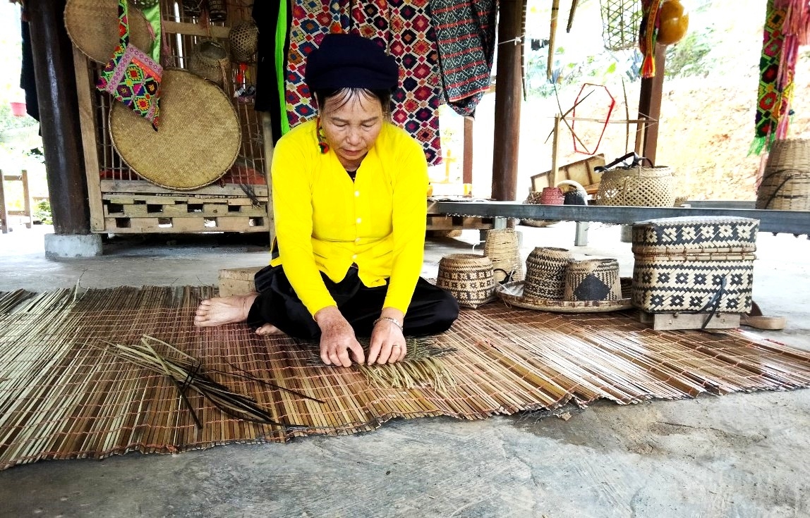 Bà San gìn giữ nghề đan lát của dân tộc Tày để tiếp tục truyền dạy cho lớp trẻ
