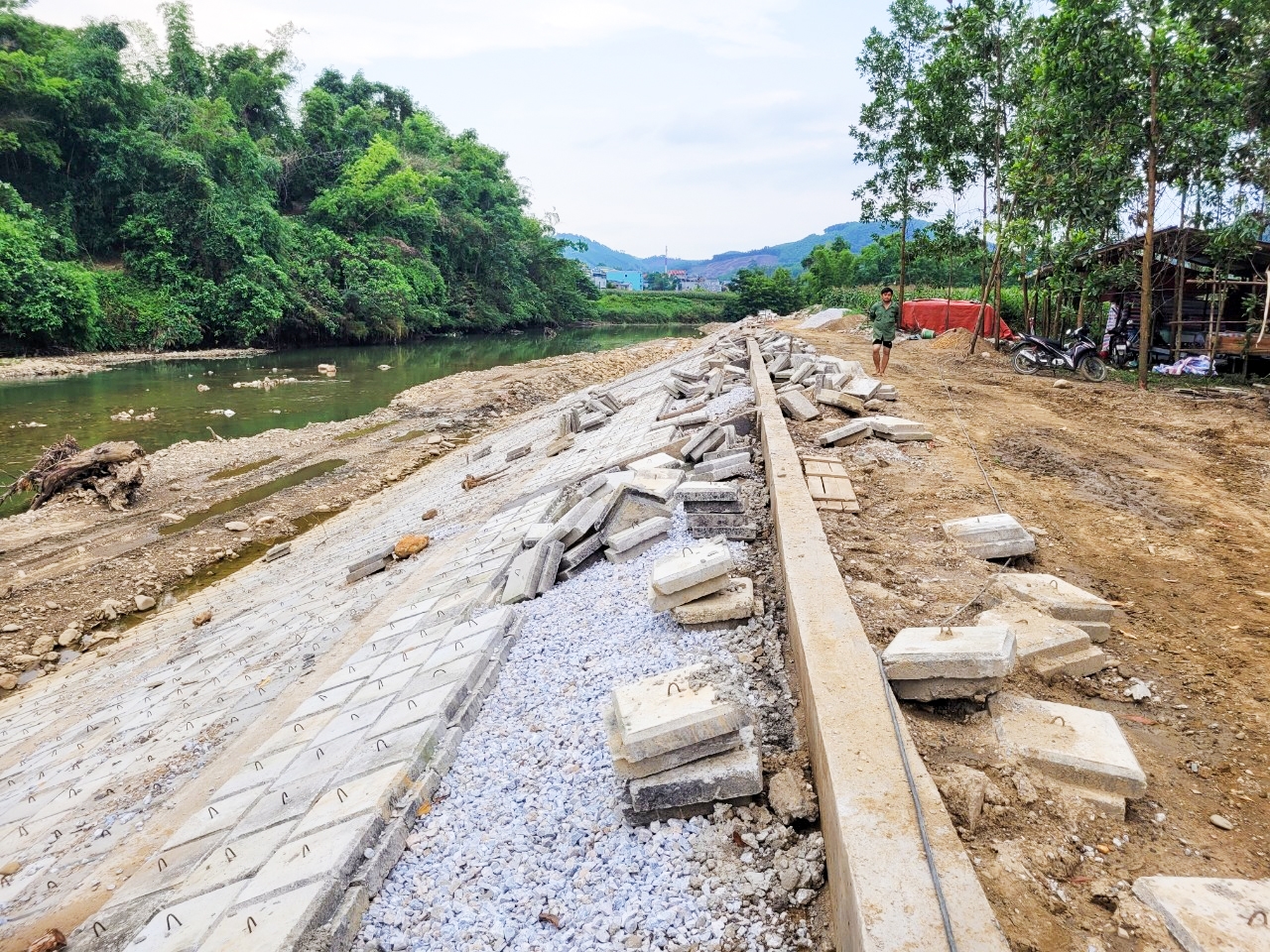 Chủ đầu tư để nhà thầu khai thác cát sỏi dưới sông làm vật liệu xây dựng Dự án Kè chống sạt lở xã Nông Hạ có đúng với Báo cáo Kỹ thuật?