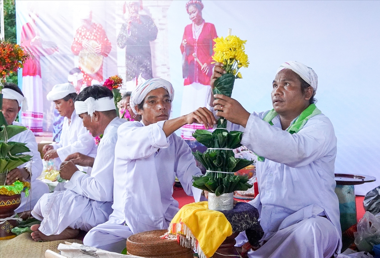 Đồng bào Chăm Bình Thuận chuẩn bị lễ vật Tại tháp Pô Sah Inư