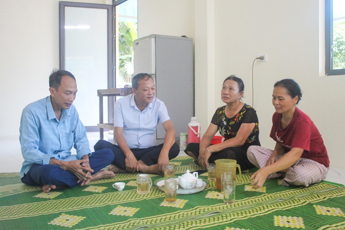 Chính quyền địa phương đến thăm hỏi, động viên gia đình bà Lê Thị Long, thị trấn Lang Chánh trong căn nhà mới 