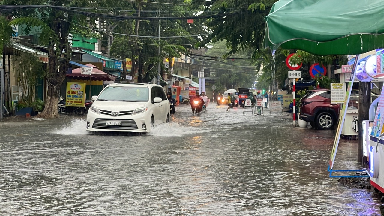 Mưa lớn khiến nhiều nơi trên địa bàn tỉnh Quảng Ngãi bị ngập nặng